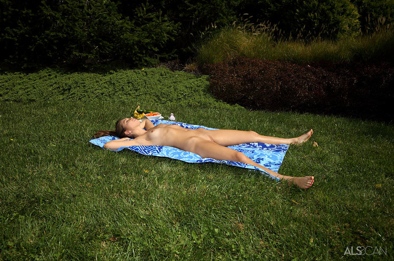 Юлия, 22 года, 0 размер груди